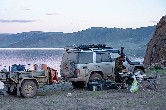 Монголия, установка лагеря на озере Толбо-Нуур