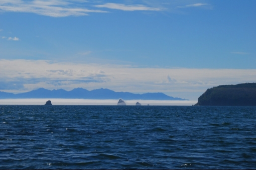 Охотское море. Ногайская бухта - скалы  Три брата