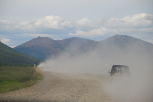 Федеральная трасса Якутск - Магадан. частично отсыпана скальником