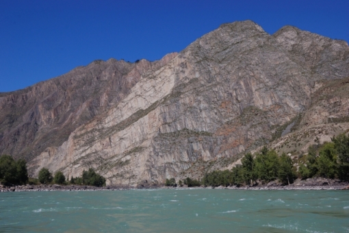 Среднее течение реки Катунь, вокруг потрясающие панорамы Центрального Алтая