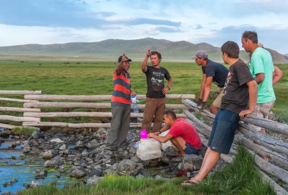Монголия - набираем воду в источнике