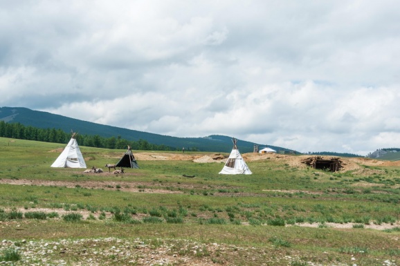 Монголия - чумы, традиционное жилище кочевников, охотников живших по берегам Хубсугула