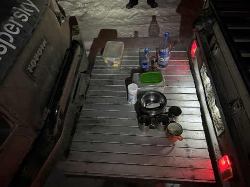 Стол между машинами