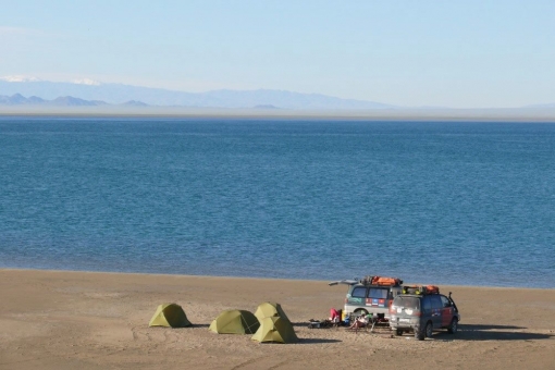 Путешествие в Западную Монголию, лагерь экспедиции на берегу озера Дургун-Нуур